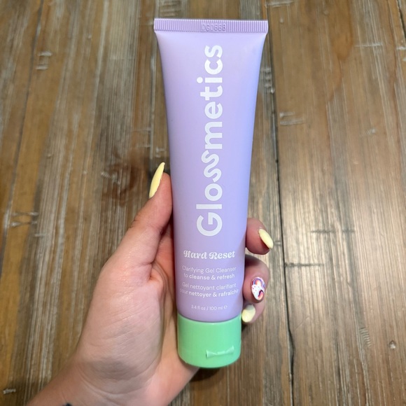 Glossmetics Clarifying Gel Cleanser - Picture 1 of 2